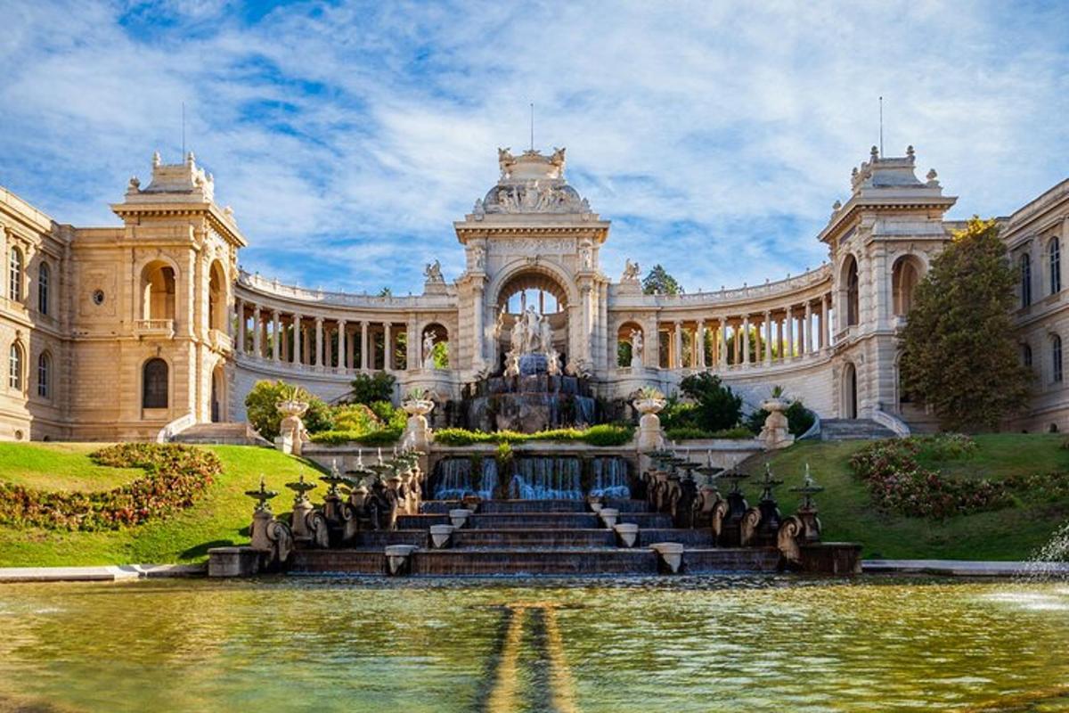 un grande edificio con una fontana di fronte