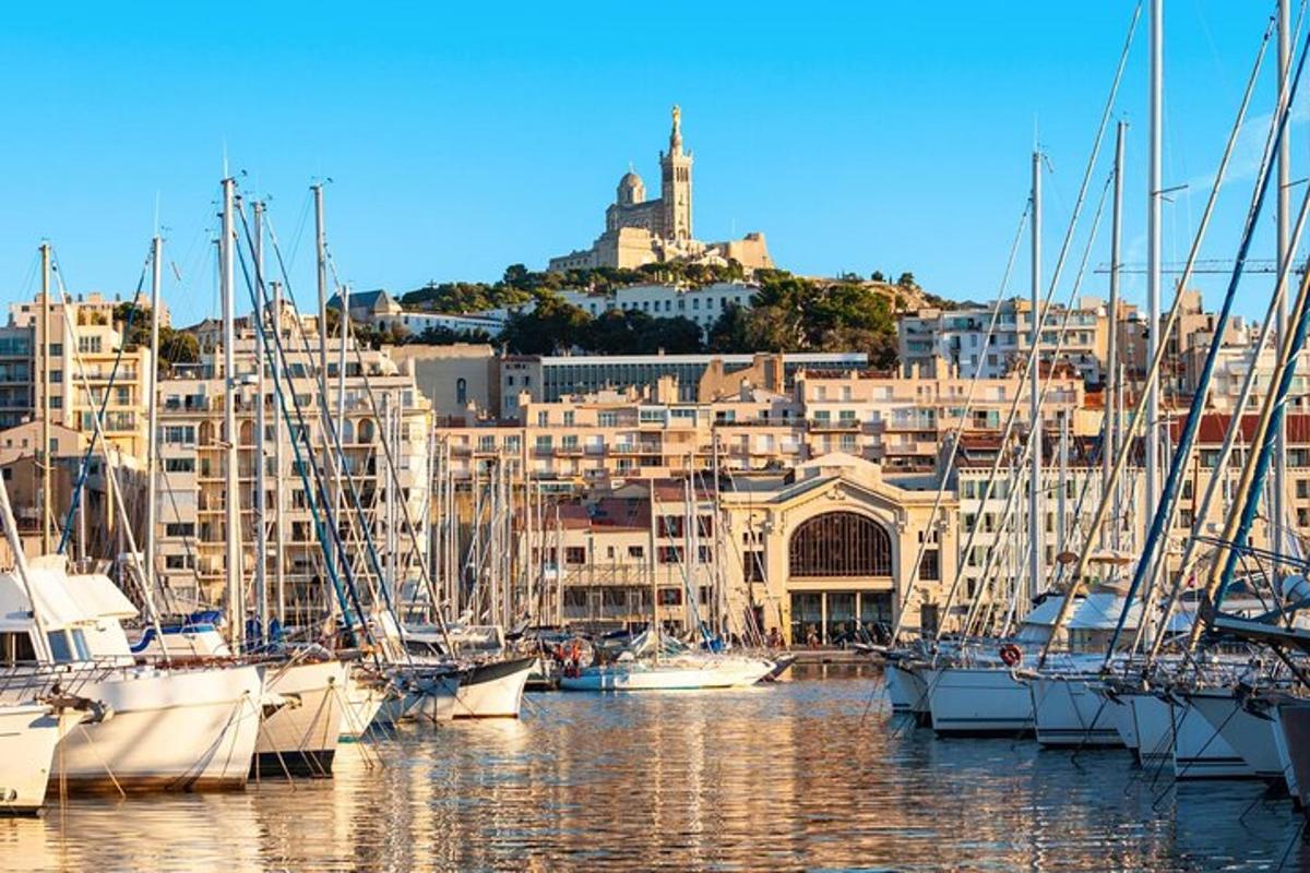 um grupo de barcos atracados em um porto com uma cidade