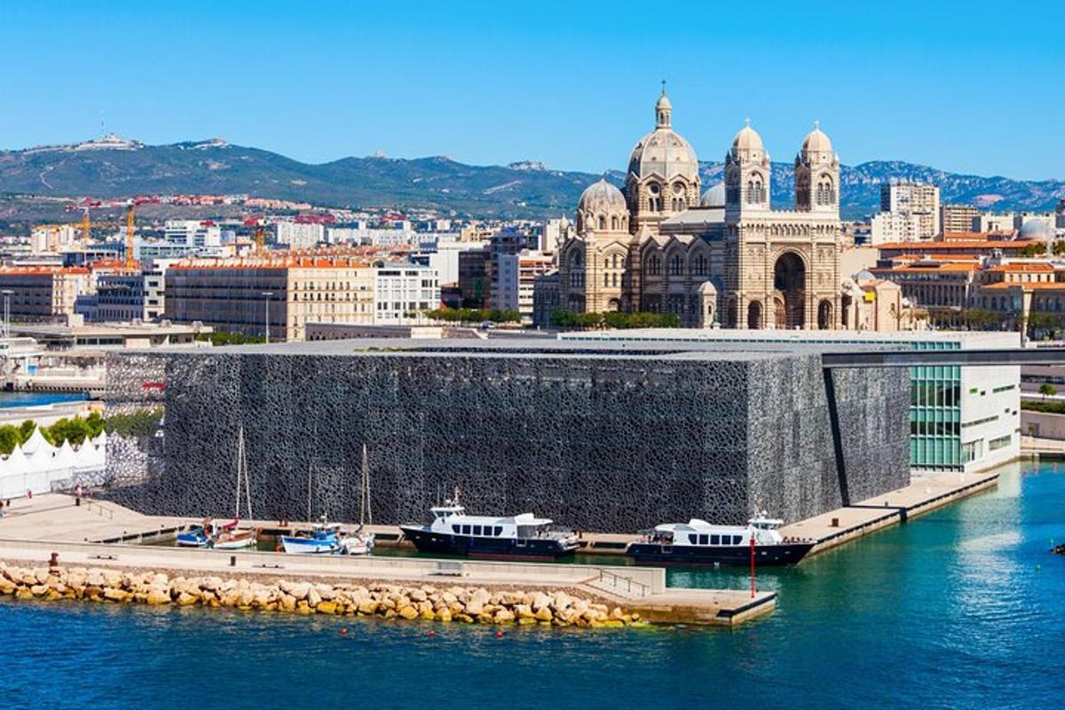un grande edificio accanto a uno specchio d'acqua