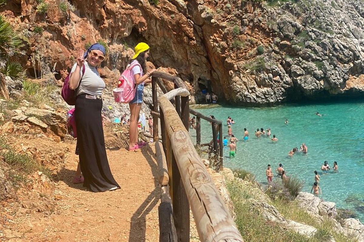 un gruppo di persone in piedi accanto a uno specchio d'acqua