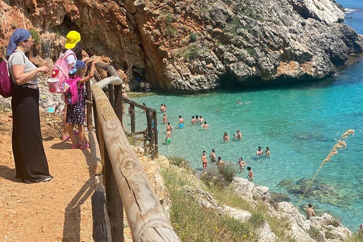 un gruppo di persone in acqua su una spiaggia