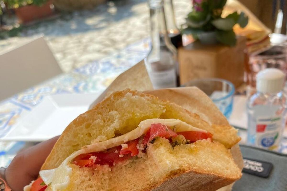 una persona che tiene un panino in mano