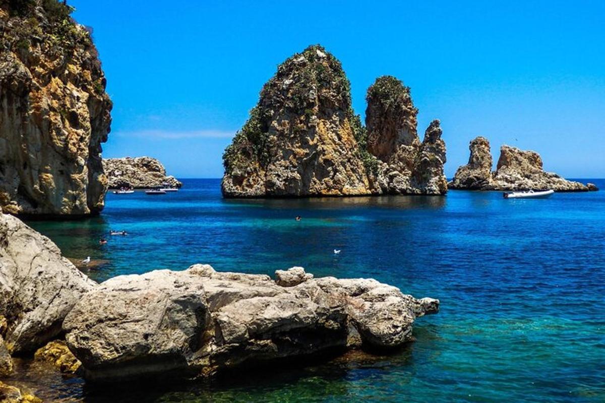 un gruppo di rocce nell'acqua vicino all'oceano