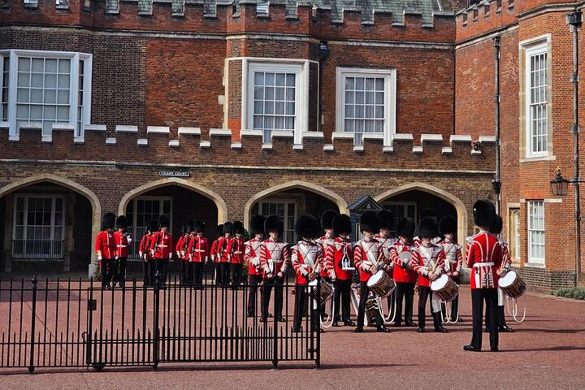 sebuah marching band berseragam merah berdiri di depan sebuah gedung