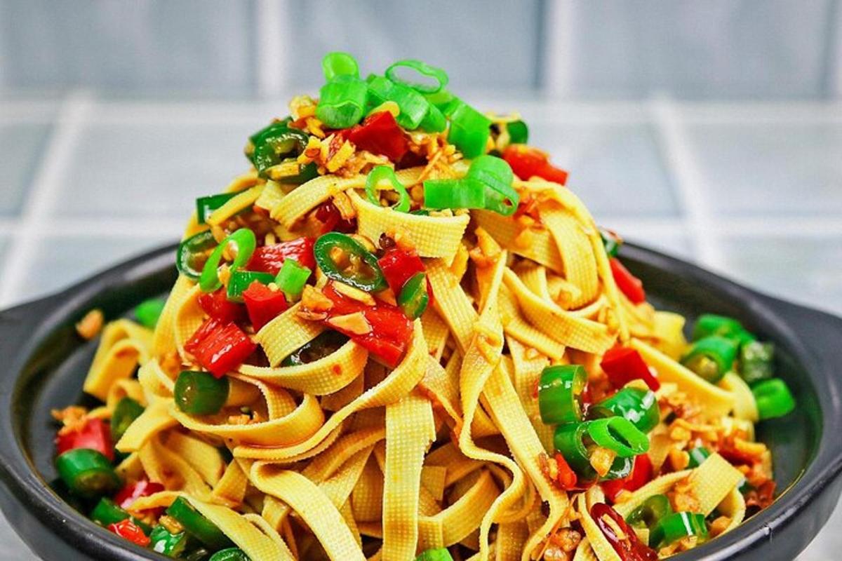 en bolle med pasta med vårløk og paprika
