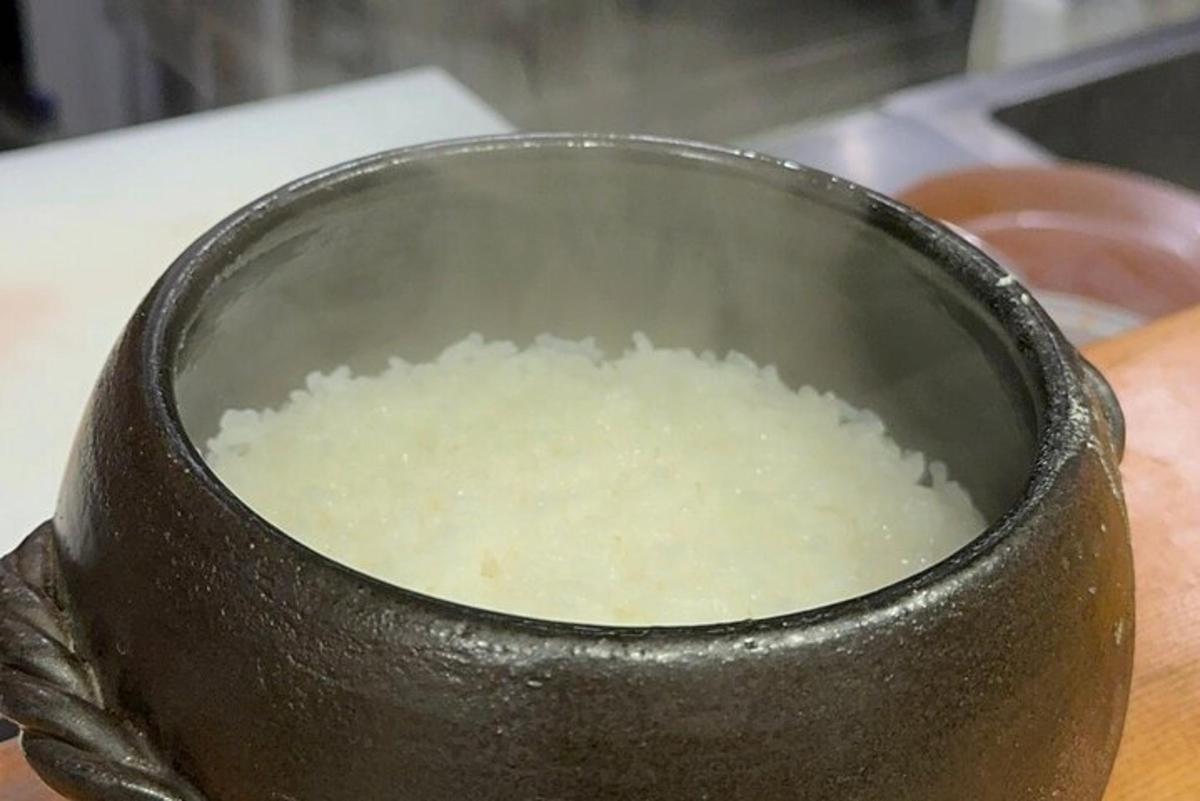 pottur af hrísgrjónum sem stendur á borði