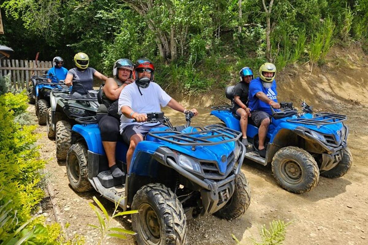 un gruppo di persone che guidano quad su una strada sterrata