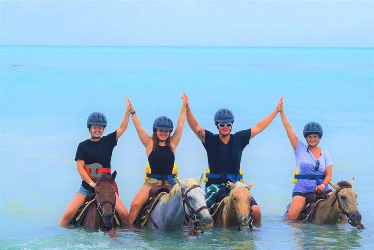 un gruppo di persone a cavallo nell'acqua