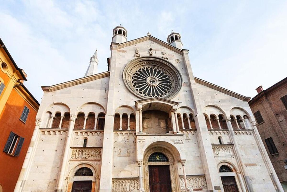 una chiesa con un orologio sulla facciata