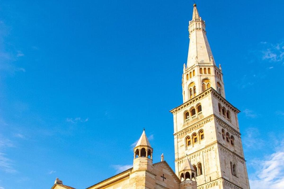 una torre alta in cima a un edificio