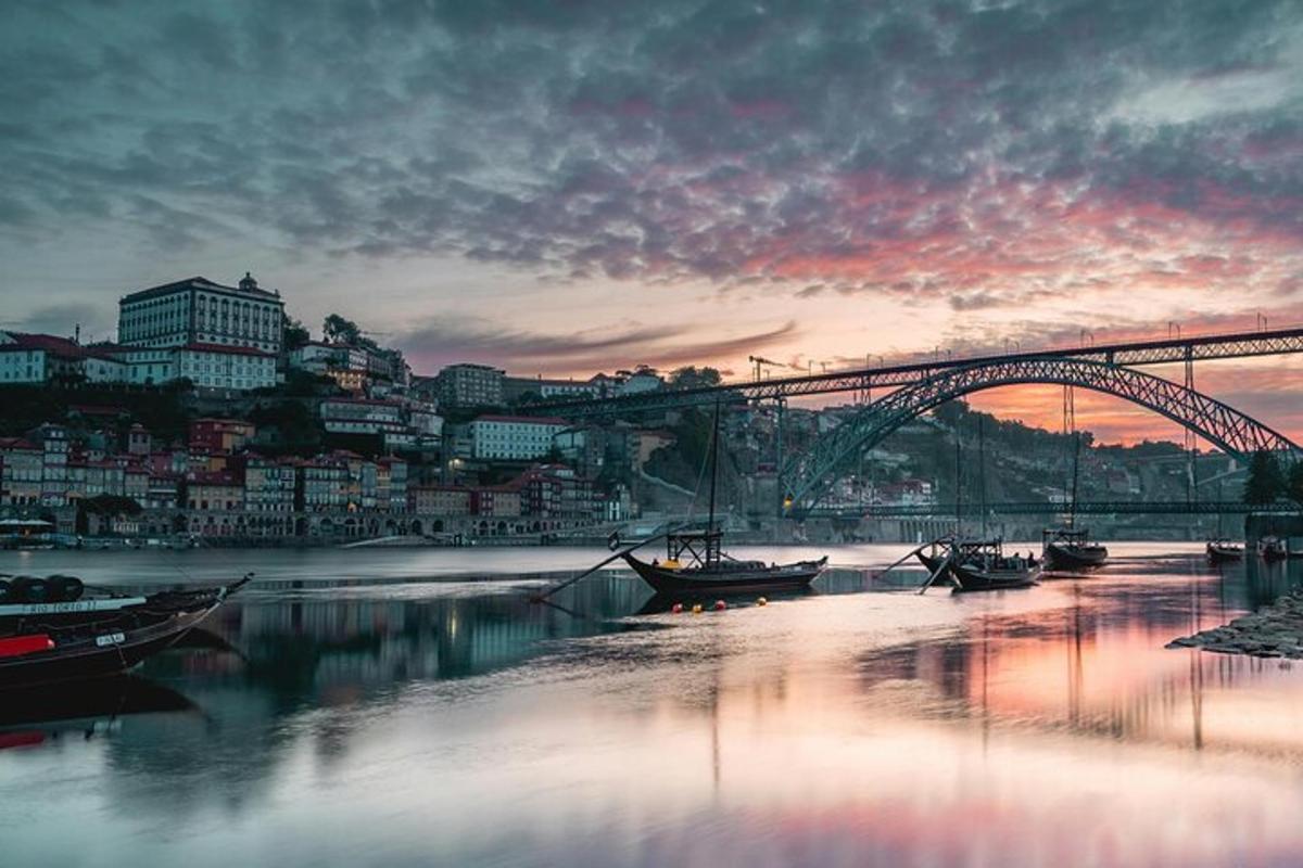 un pont sobre un riu amb vaixells a l'aigua