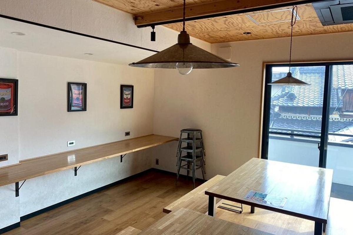 phòng ăn có bàn và quầy bar