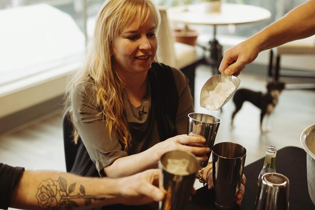una donna seduta a un tavolo che beve birra