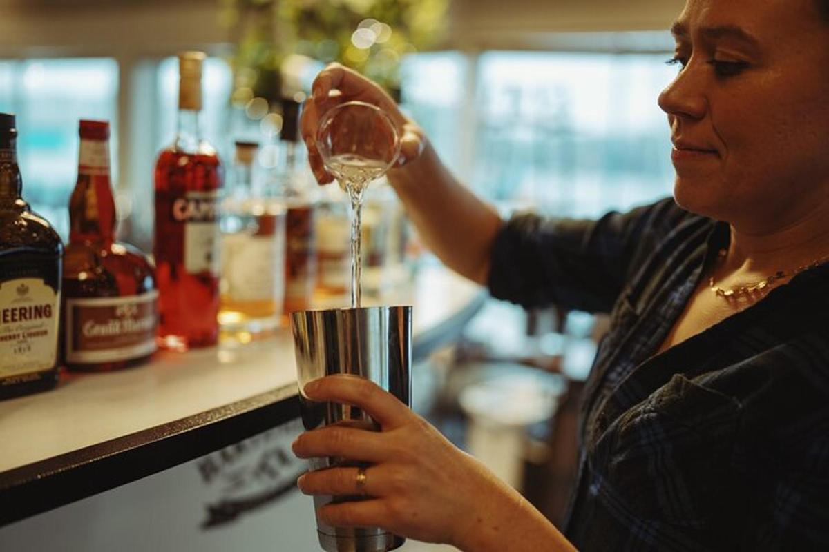 una donna sta versando il vino in un bicchiere