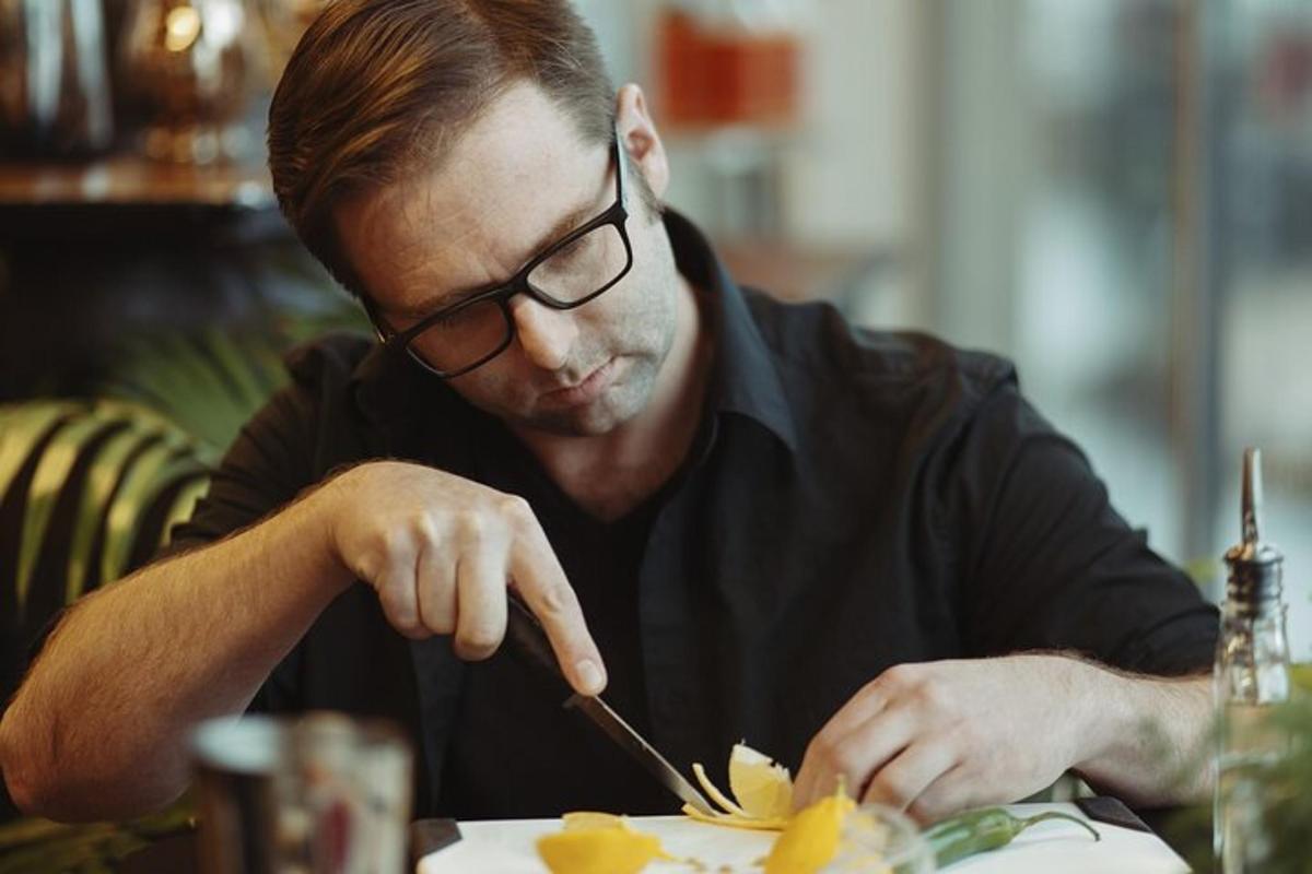 un uomo seduto a un tavolo che mangia un piatto di cibo
