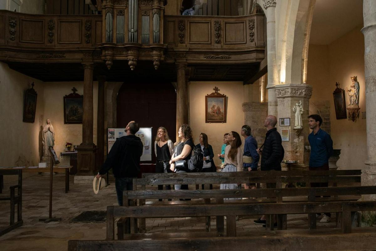 un gruppo di persone in piedi in una chiesa