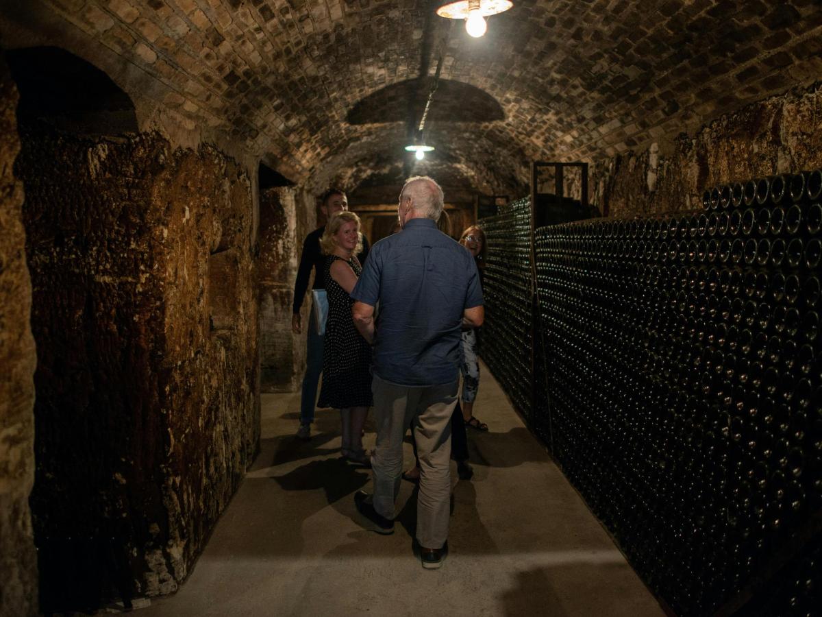 un gruppo di persone che camminano in un tunnel
