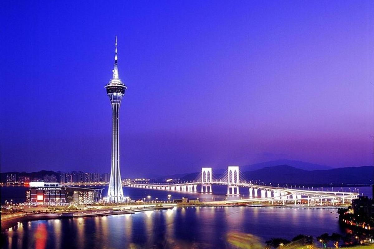 太空针塔和桥梁的夜景