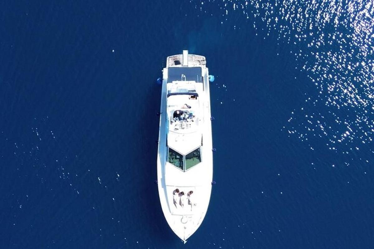 μια βάρκα στο νερό με ανθρώπους πάνω της