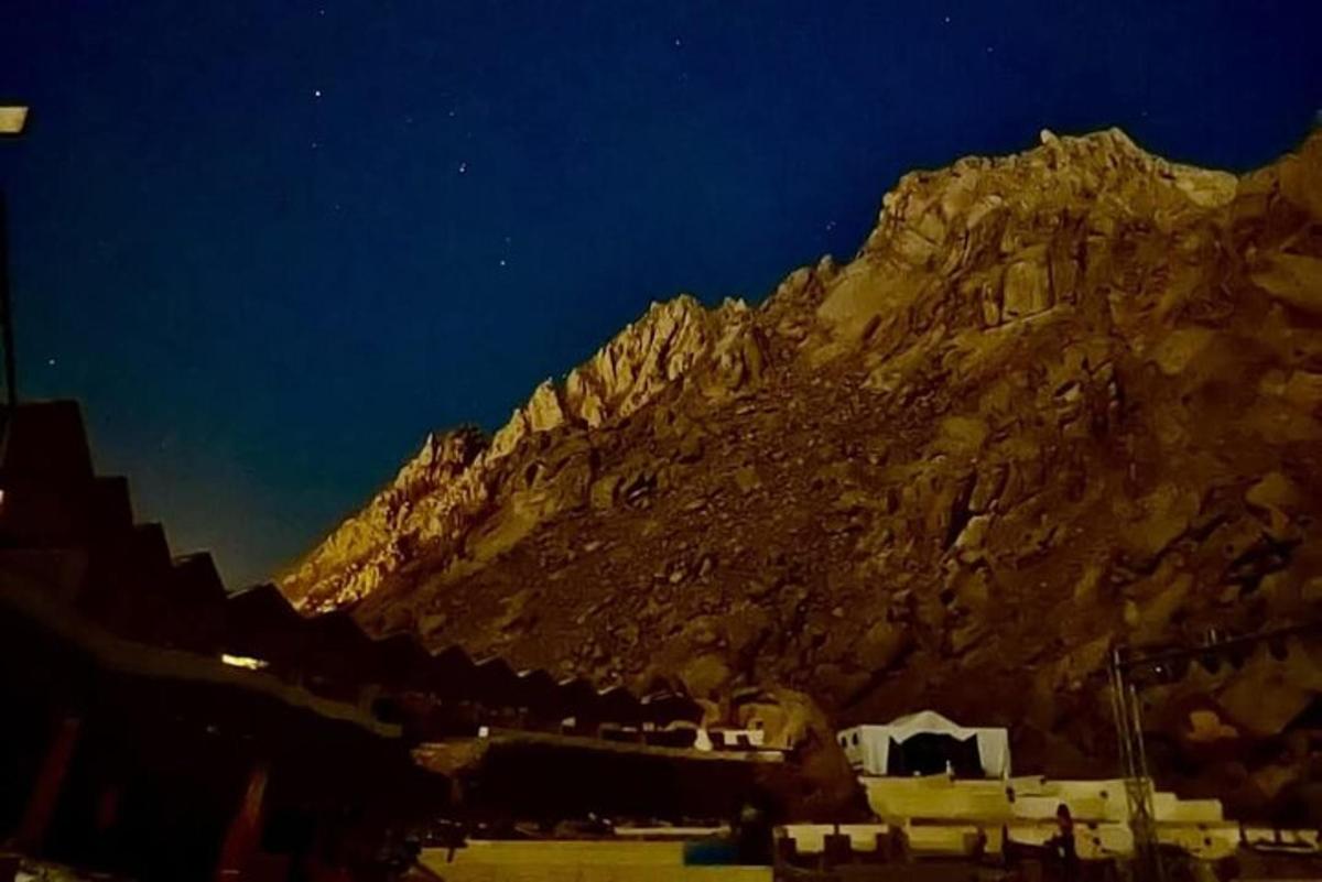 gunung berbatu besar di malam hari dengan suara