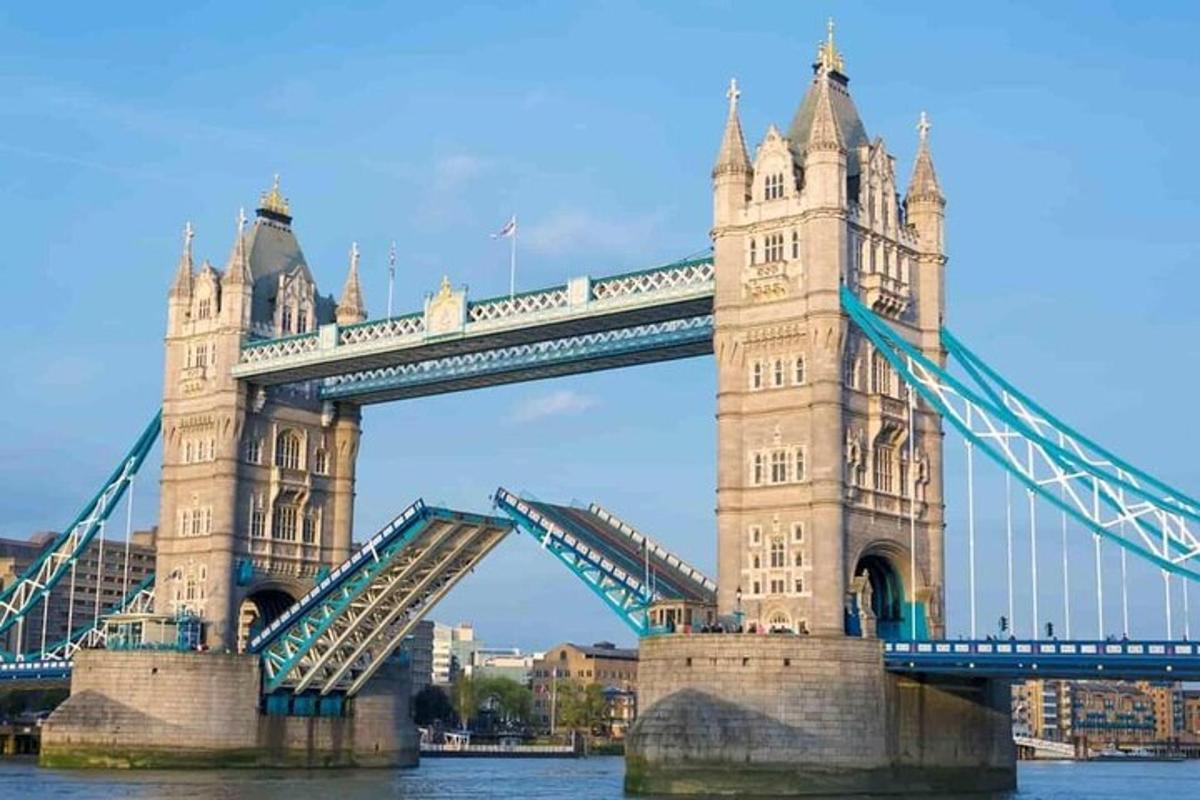 un ponte sospeso a Londra sopra l'acqua