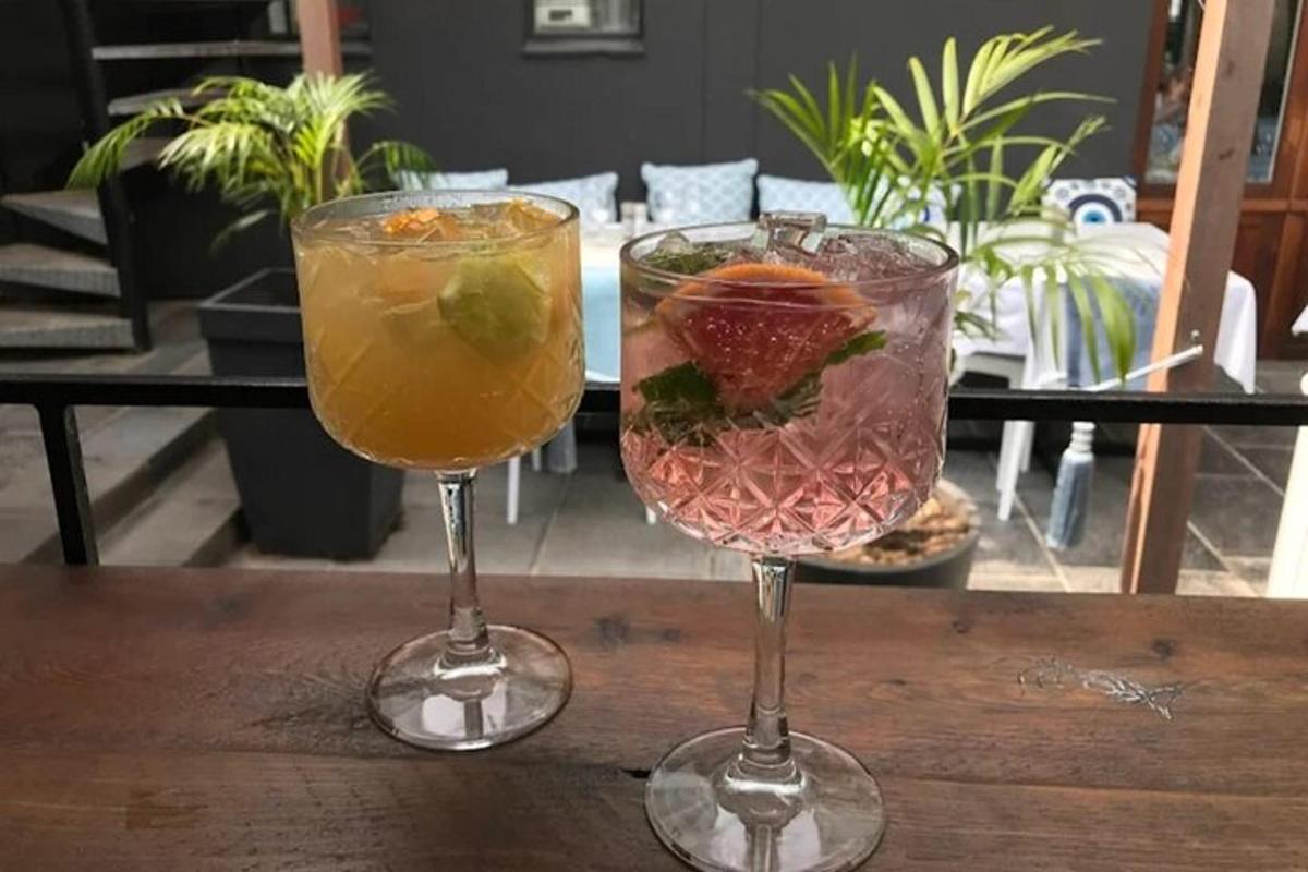 zwei Cocktails in Weingläsern auf einem Tisch