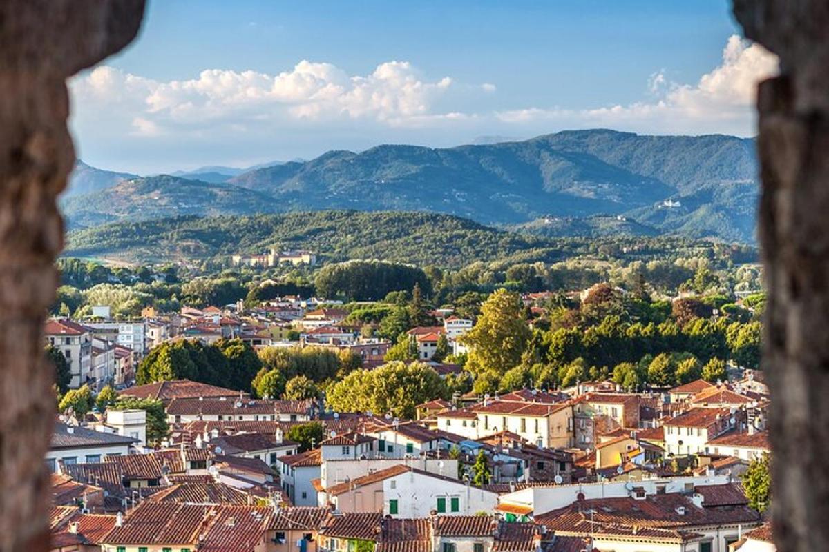 pohled na město s horami v pozadí