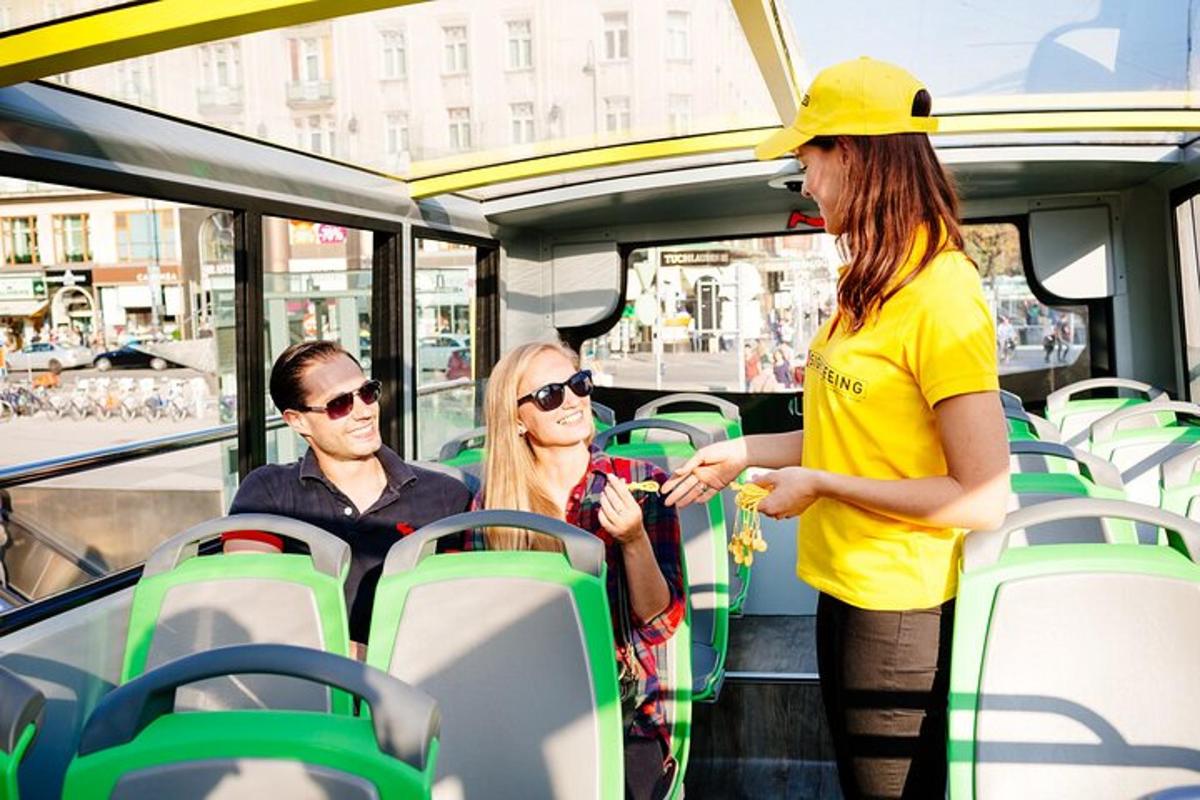 un grup de oameni care stau într-un autobuz