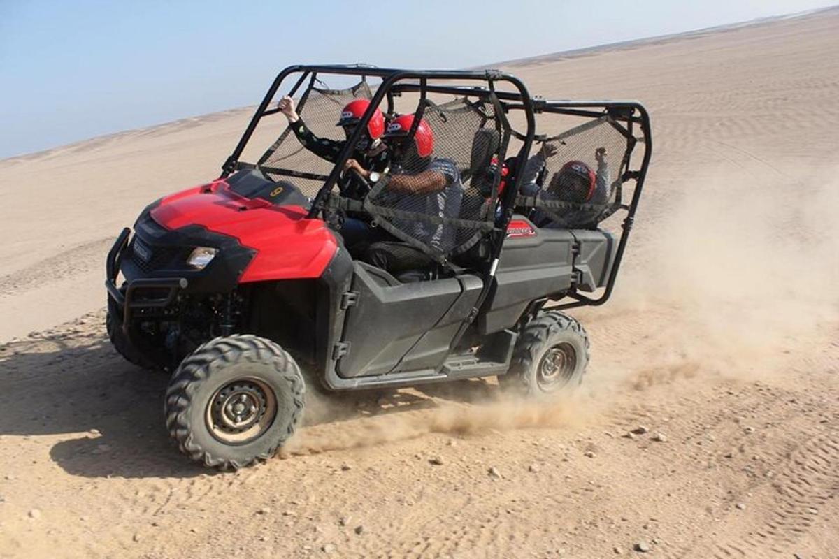 atv memandu melalui pasir di padang pasir