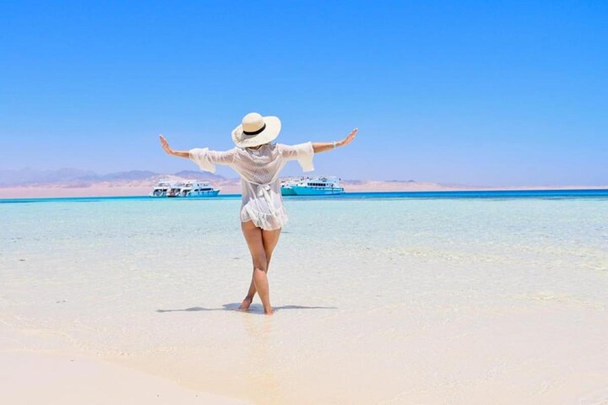 une femme debout sur la plage, les bras tendus