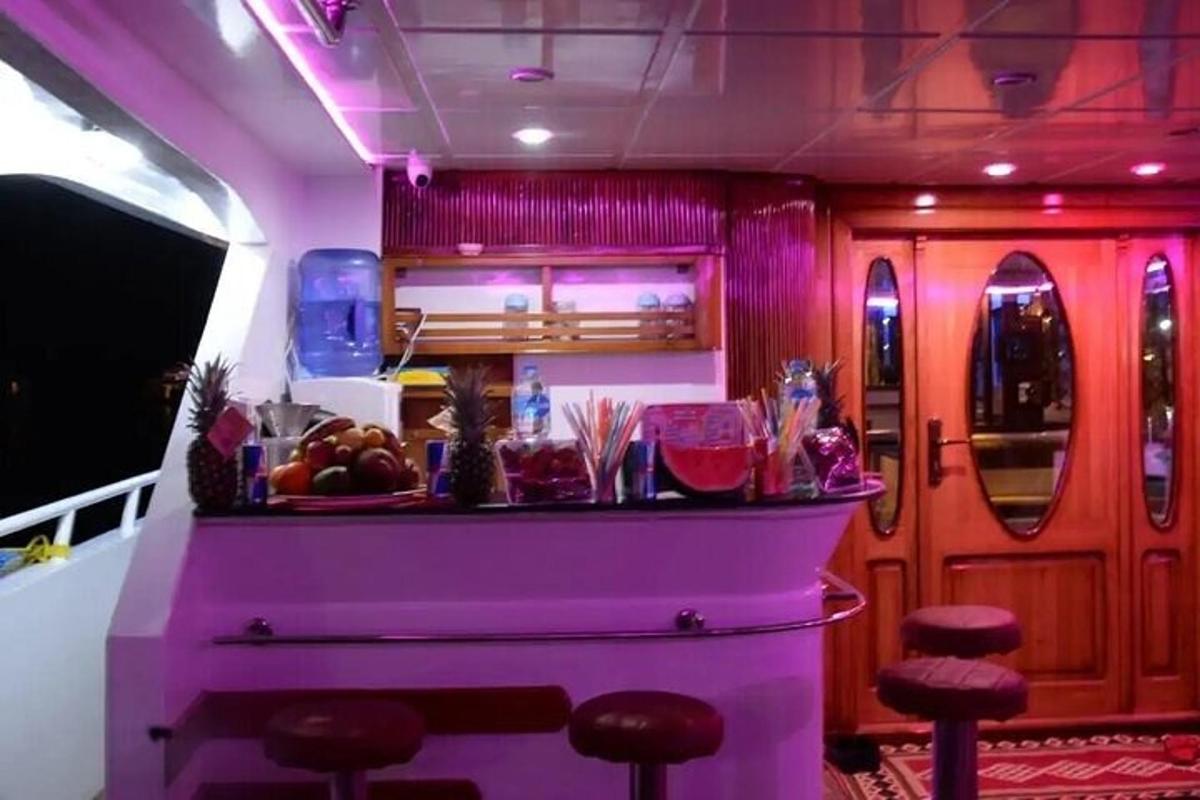 un bar in una stanza con illuminazione viola