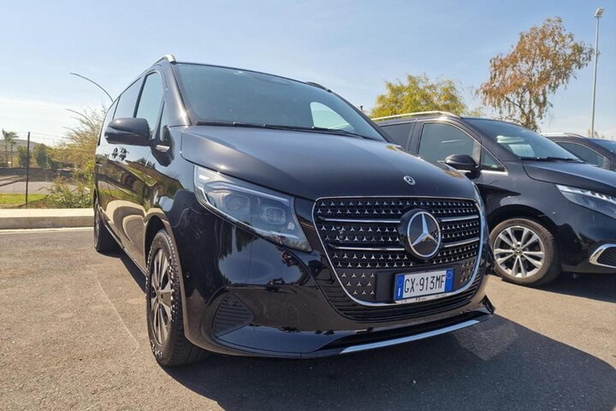 sebuah kereta mercedes benz hitam diletakkan di tempat letak kereta
