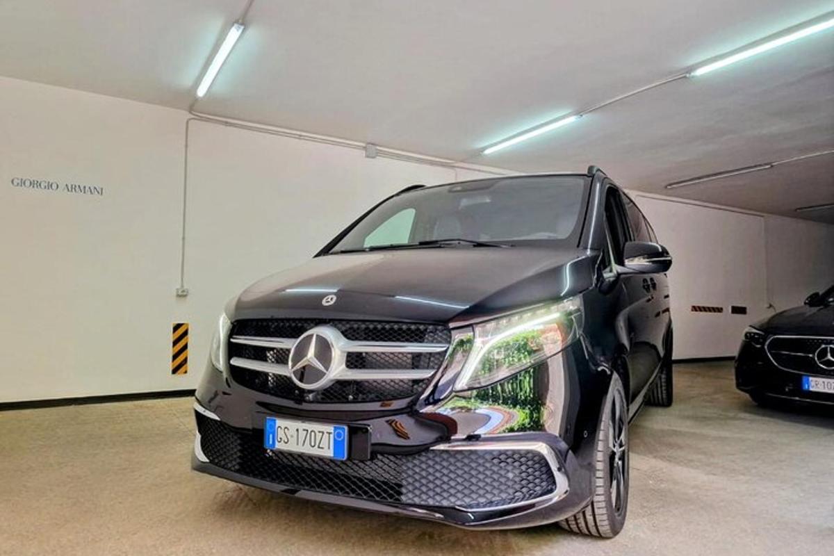 sebuah kereta hitam diletakkan di garaj tempat letak kereta