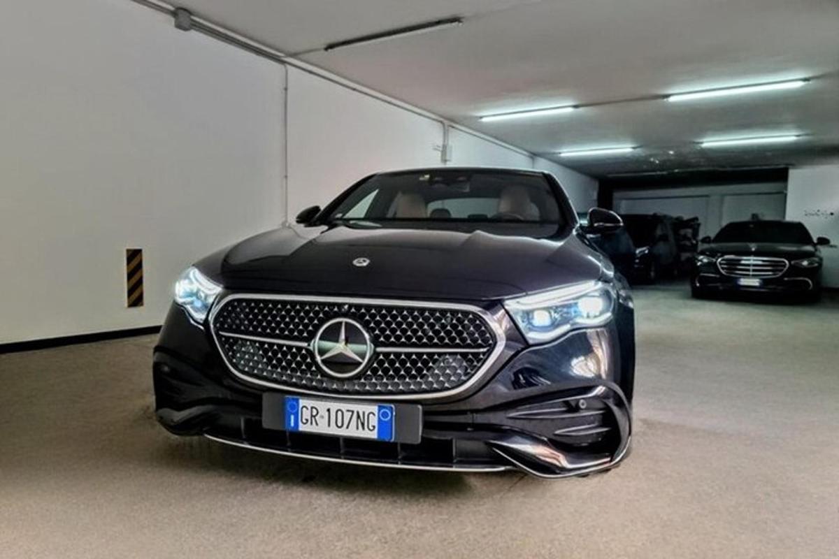 čierne auto je zaparkované v garáži