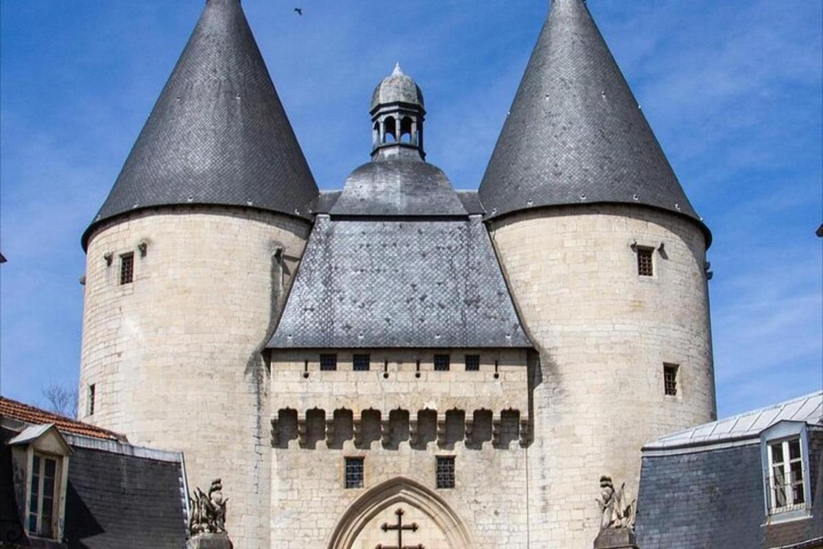 velký hrad se třemi věžemi na vrcholu