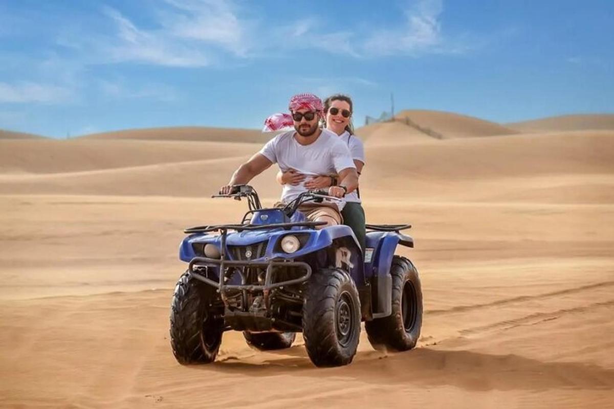 Dos hombres viajando en un quad por el desierto