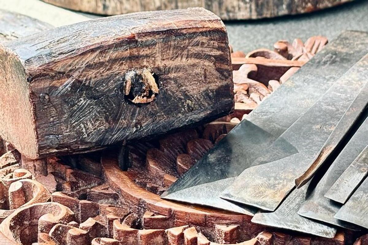 un tros de fusta i un ganivet sobre una pila de runes