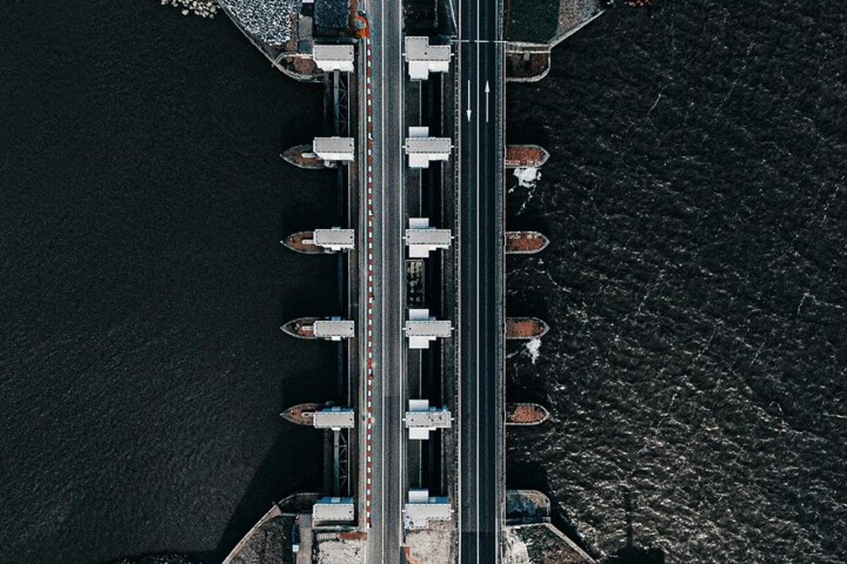 Loftmynd af brú yfir vatnið