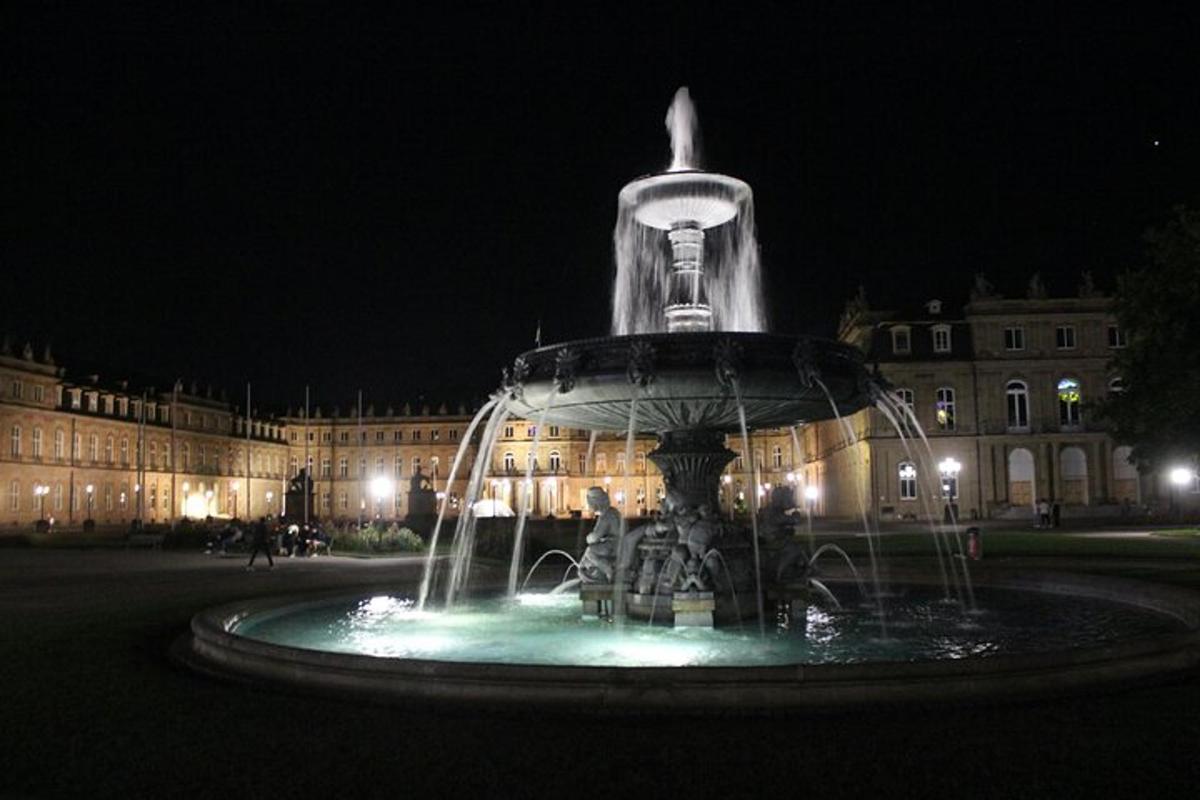 ein Springbrunnen vor einem Gebäude in der Nacht