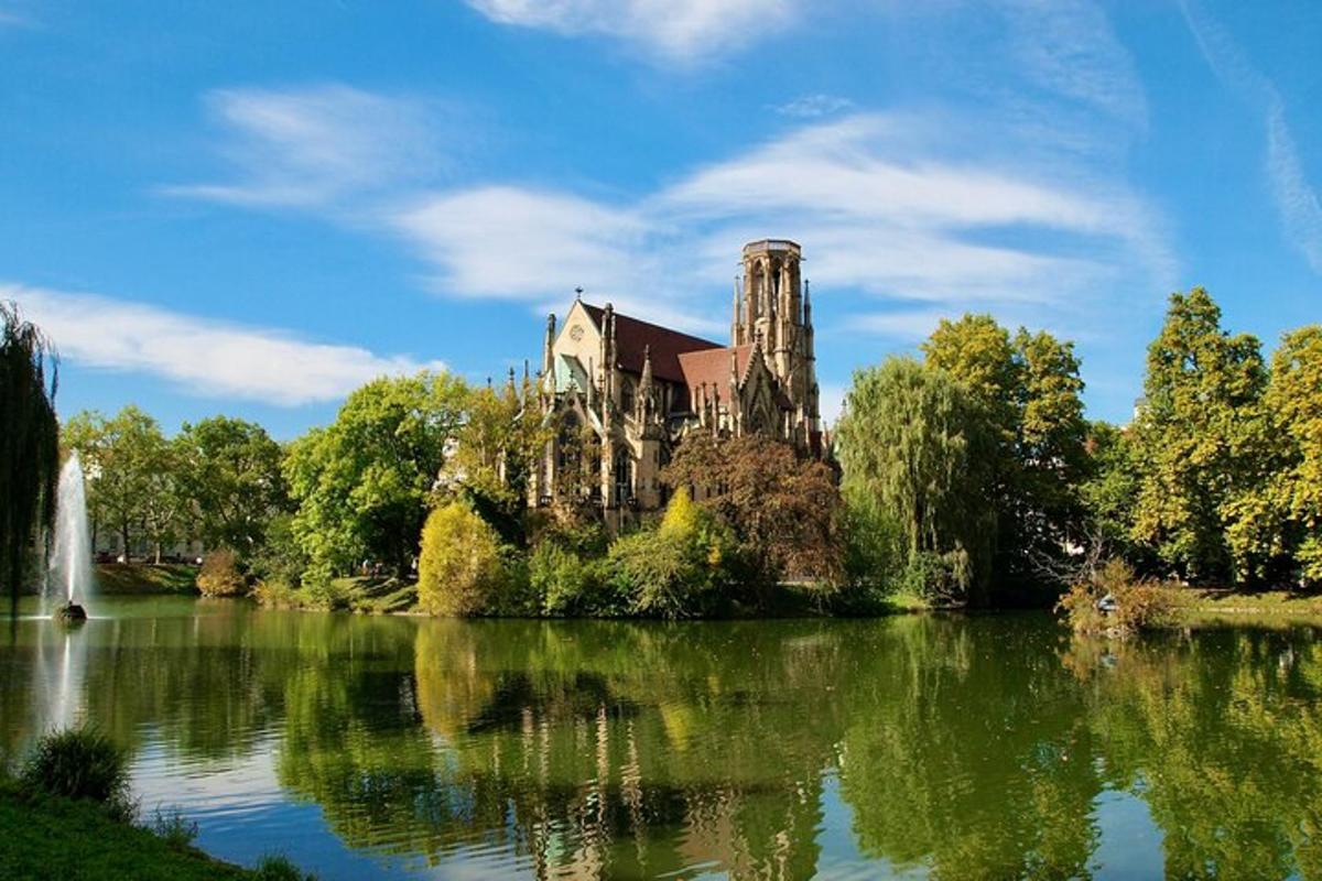ein Gebäude auf einem See mit einem Wasserfall