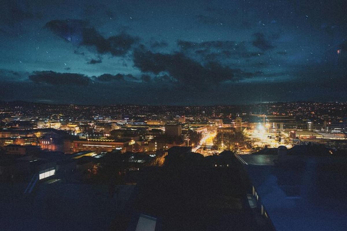 ein Blick auf eine Stadt bei Nacht mit Lichtern