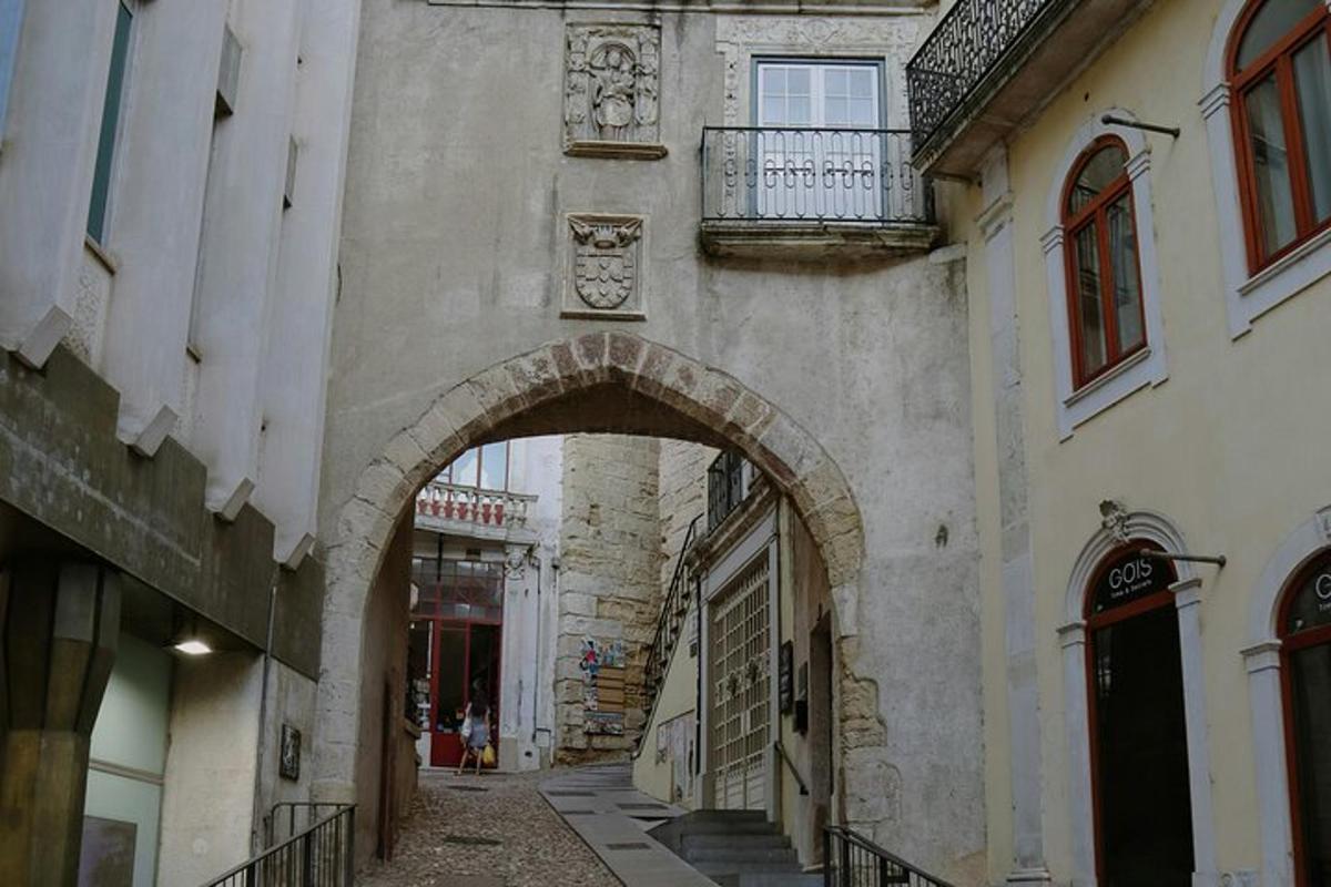 eine Gasse mit einem Torbogen in einem Gebäude