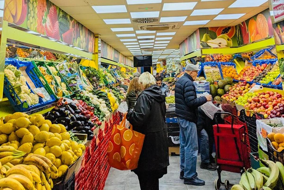 skupina ljudi, ki nakupujejo v trgovini z živili
