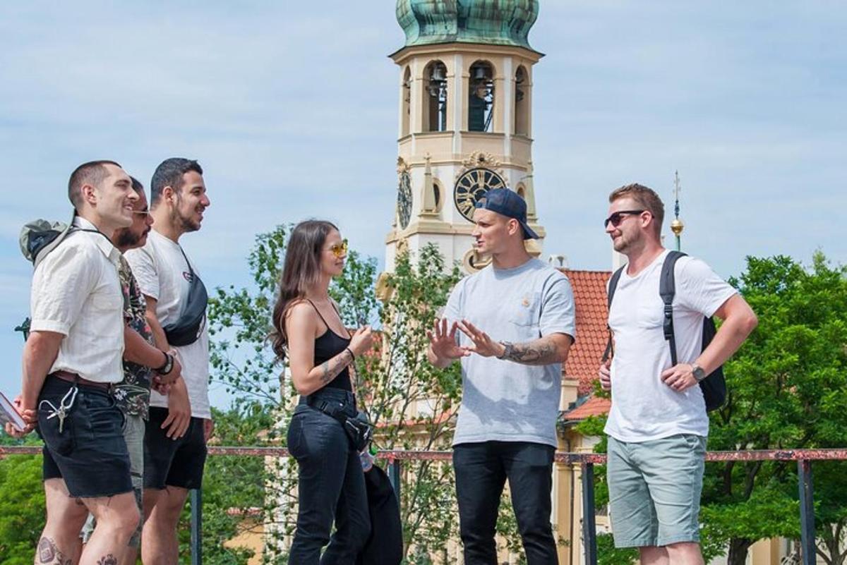 Un grupo de personas de pie frente a una torre de reloj.