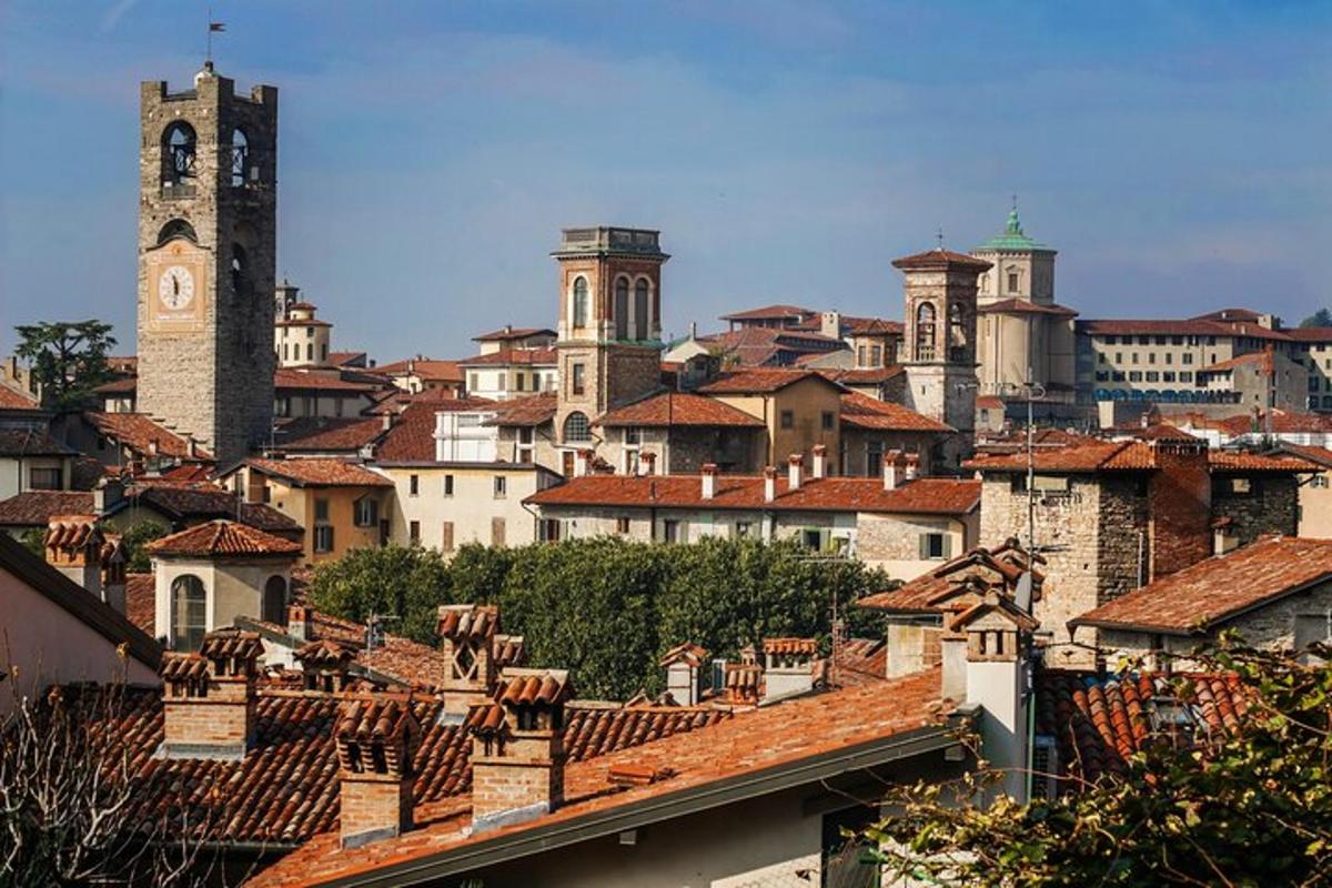 una vista di una città con tetti e chiese