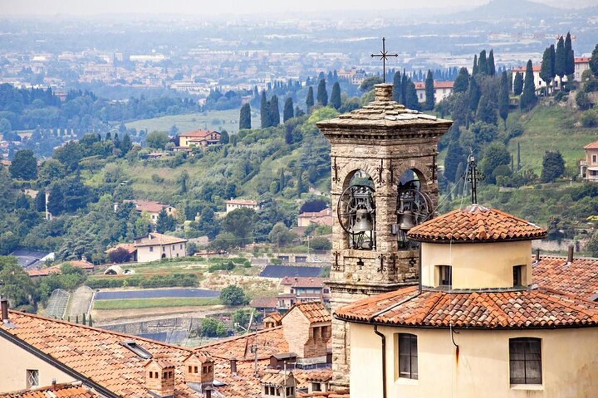 una torre dell'orologio con una croce in cima a un edificio