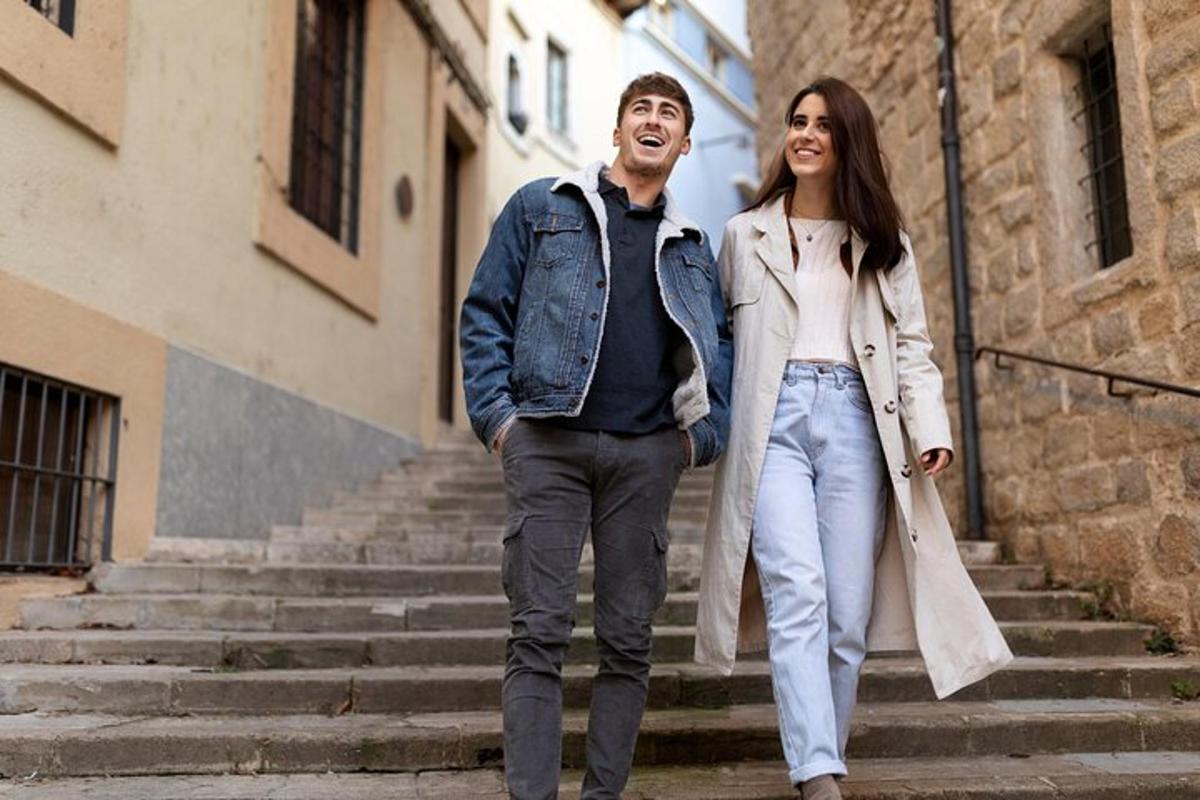 un uomo e una donna che scendono dalle scale