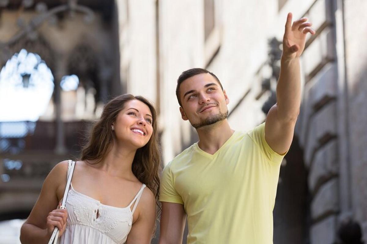un uomo e una donna in piedi uno accanto all'altro