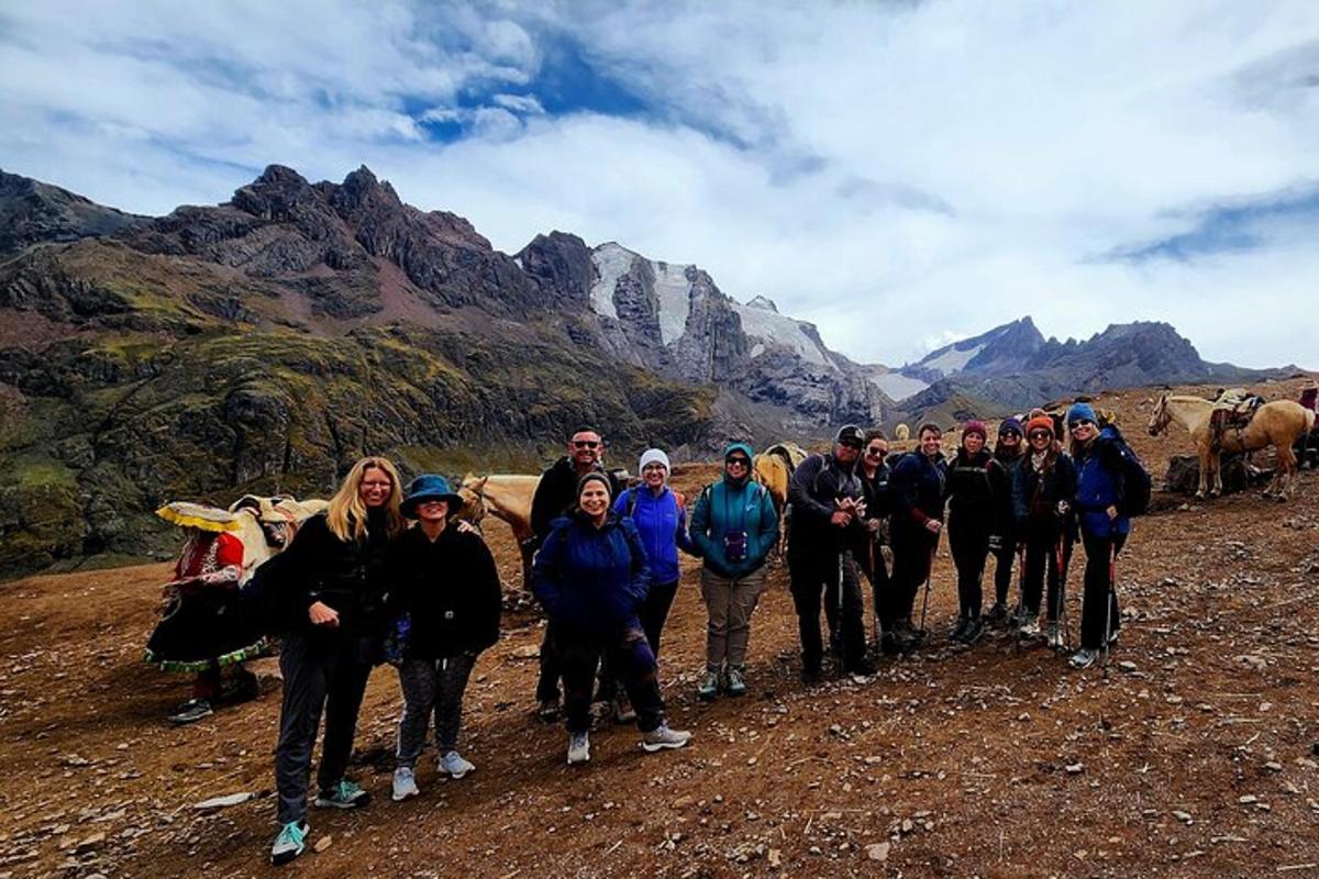 un grup de persones posant per a una foto a la muntanya