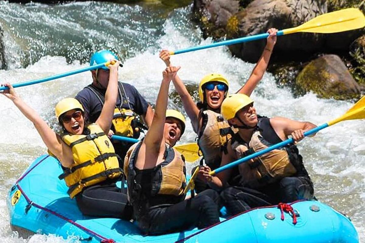 un gruppo di persone su una zattera su un fiume